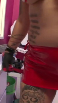 Demütigende bestrafung mit kleinem penis mit dicken möpsen