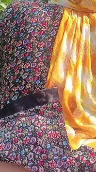 Vesnická desi bhabhi ošukaná v hořčickém poli zezadu. Venkovní sex Desi Bhabhi s Dewarem