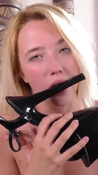 Samantha Rone ayakkabılarını sikiyor