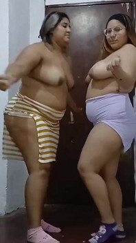 Zwei latina-mädchen mit dickem hintern tanzen