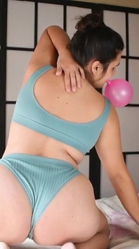– 私が風船を吹き飛ばしている間、私の弟の私