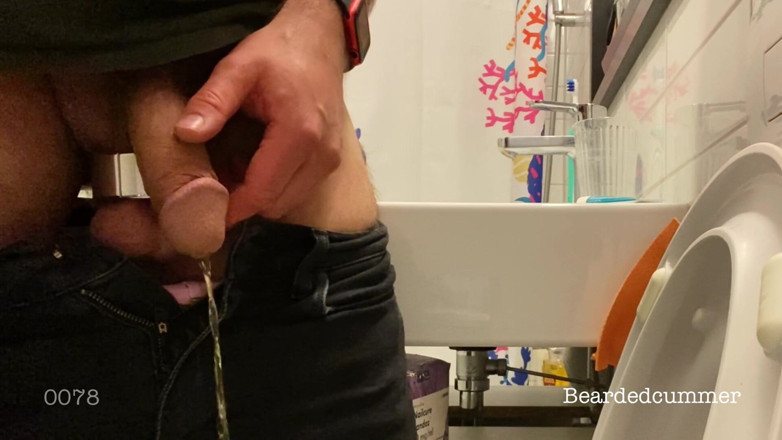 Beardedcummer: Papai faz xixi com esticador de aço pesado