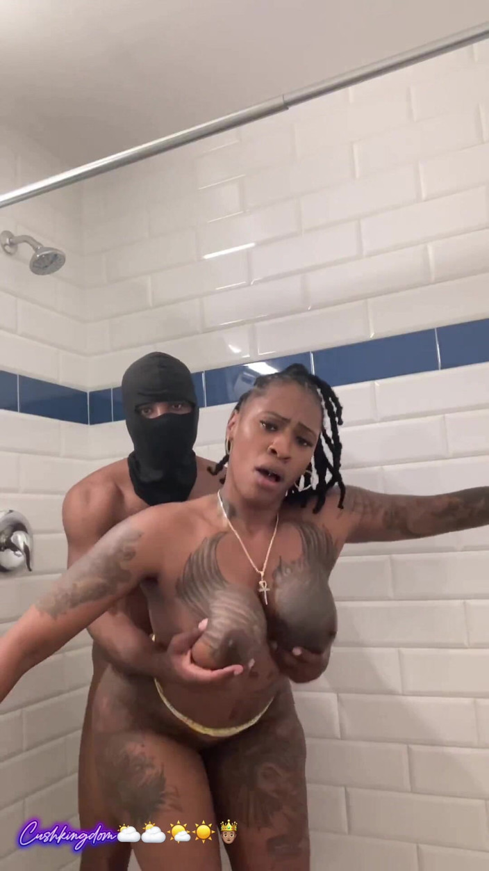 Onlyfanscushkingdom1: Dicke titten, dicke hintern, sexgöttin wird in der dusche hart...