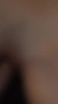 Une brune coquine se fait baiser dans sa chatte mouillée