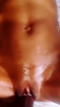 Cabalgando delgado y apretado coño mojado goteando jugo en la habitación del hotel en Nigeria