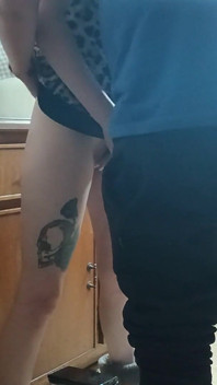 Il mio patrigno arrapato non vedeva l'ora di scopare di nuovo la mia figa perfetta