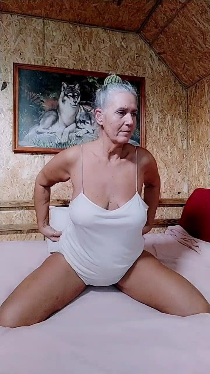 Lukerya: 大きなベッドの上で熱い主婦ルケリヤ:ファンタジーとコミュニケーションの現実