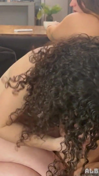 Můj přítel mě přistihne při sexu s mým nejlepším přítelem