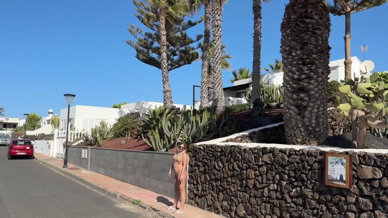 Emma Voyeur: Kız Herkesin Içinde Sokakta Tamamen Çıplak Yürüyor