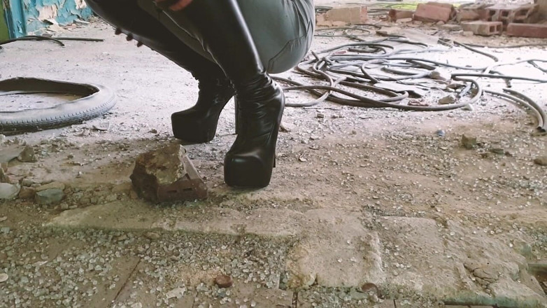 Miss Flora: Buty, dżinsy i miażdżące dokuczają w opuszczonym budynku