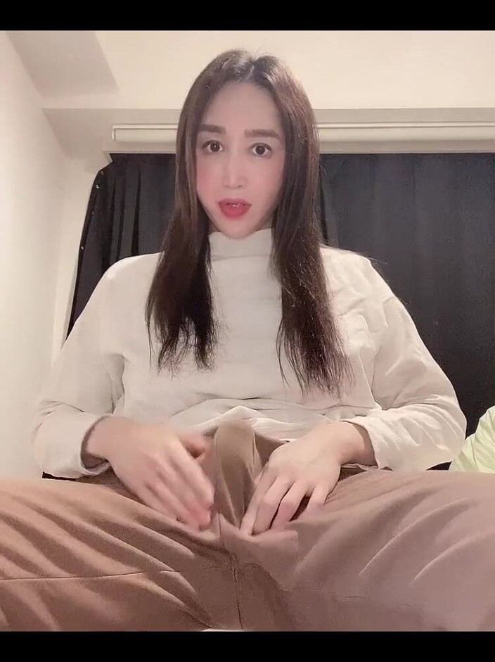 TS Shizuka: 자위하고 핑거 섹스