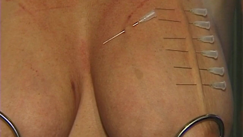 Bangora MILFs: Rothaarige MILf unterwirft sich gewichtete nippelklemmen