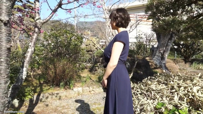 Babe Stare: Une Asiatique avec de vraiment gros seins n'a pas peur...