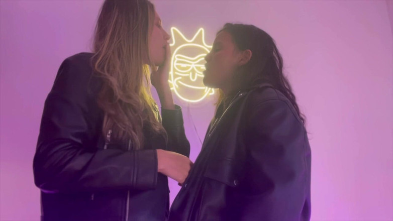 scarlettandc: Deri giysilerimizle oynamayı çok seviyoruz