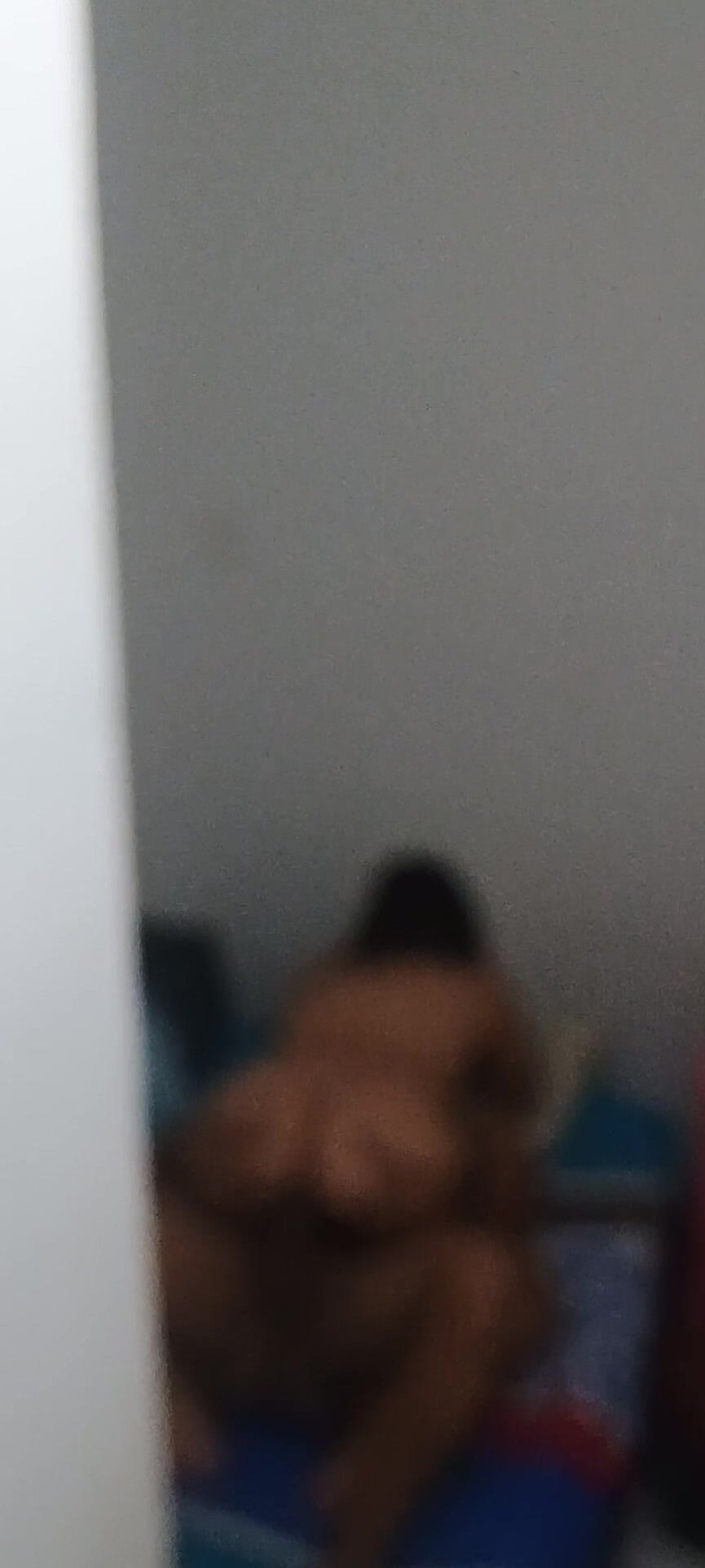 AngyAmazon: Můj paroháč manžílek natáčí z okna, jak mě jeho přítel šuká