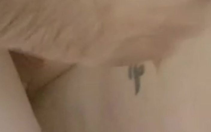 MilfBella: Koupáme se spolu a nemůžeme si pomoci