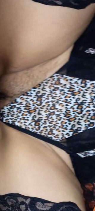 Mxfun30: Une MILF en lingerie sexy baise sa chatte mouillée et...