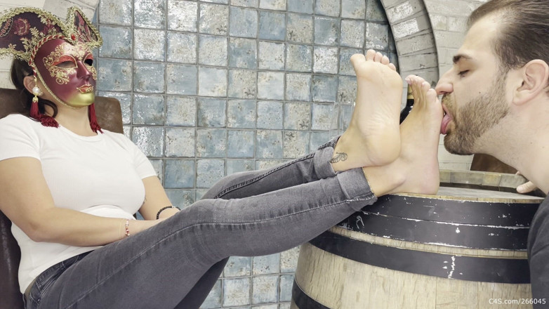 Deep Sole Devotion: Masked Valeria Bare Sole Licking on Wooden Barrel