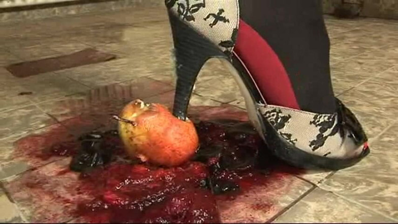 Doris Distel: Una ragazza porcellina schiaccia il frutto