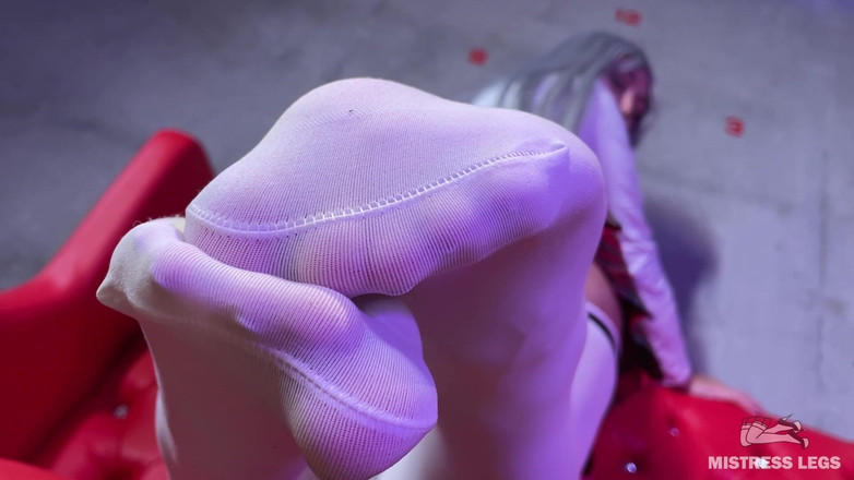 Mistress Legs: Gudinnan stor byte och fot retas i vita strumpor på...