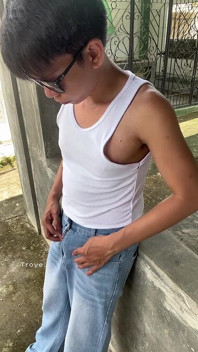 หนุ่มเอเชียฮอตเกินไปในเสื้อขาวและกางเกงยีนส์ของเขา