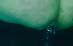 Cavalcando un dildo enorme.