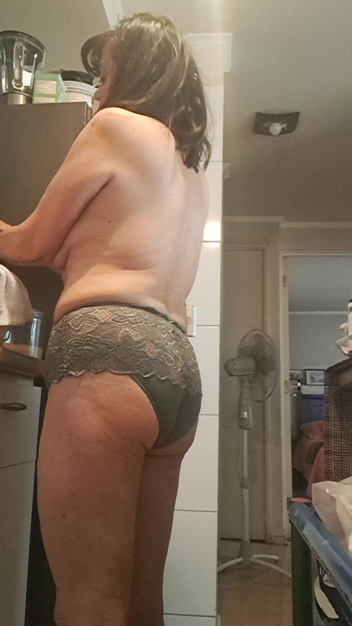 Mommy big hairy pussy: Olgun üvey anne şortlarını çalıştırıyor