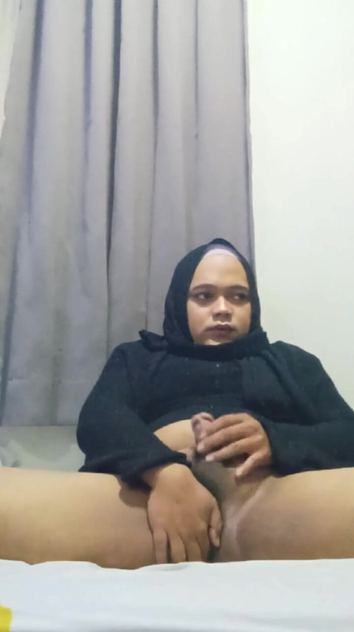 Ivvy Crossdresser: Crossdresser hijab lagi asik masturbasi pakai buttplug