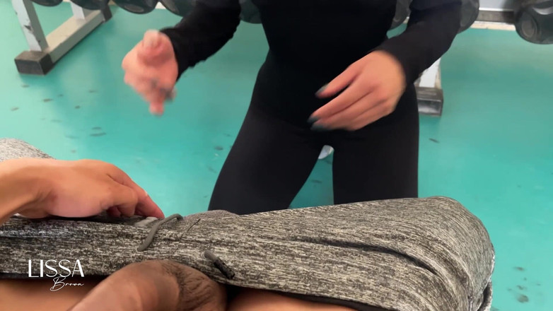 Lissa Brown: Сперма в обличчя в тренажерному залі