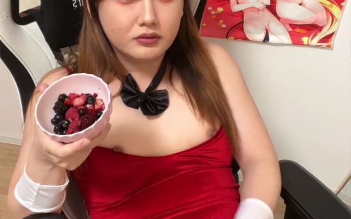Minami&#039;s room: Transexuales vertiendo esperma en fruta cortada