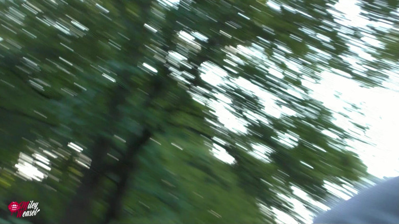 Miley Weasel: Kåt slampa i parken erkände och sprutade all over !!