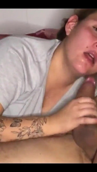 La ragazza grassa mi fa un delizioso pompino e mi masturba fino a quando non vengo in bocca