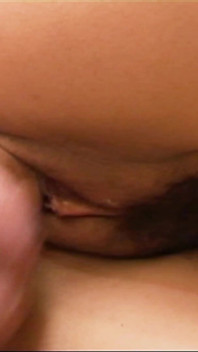 Seksi Taylandlı genç oyuncak ateşli gözlükle sikiliyor