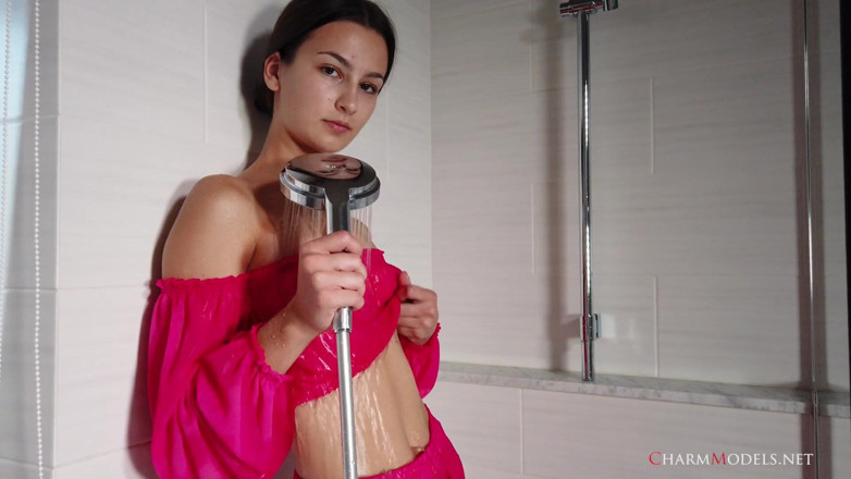 CharmModels: Les rêves d’Anna sous la douche avec une robe transparente