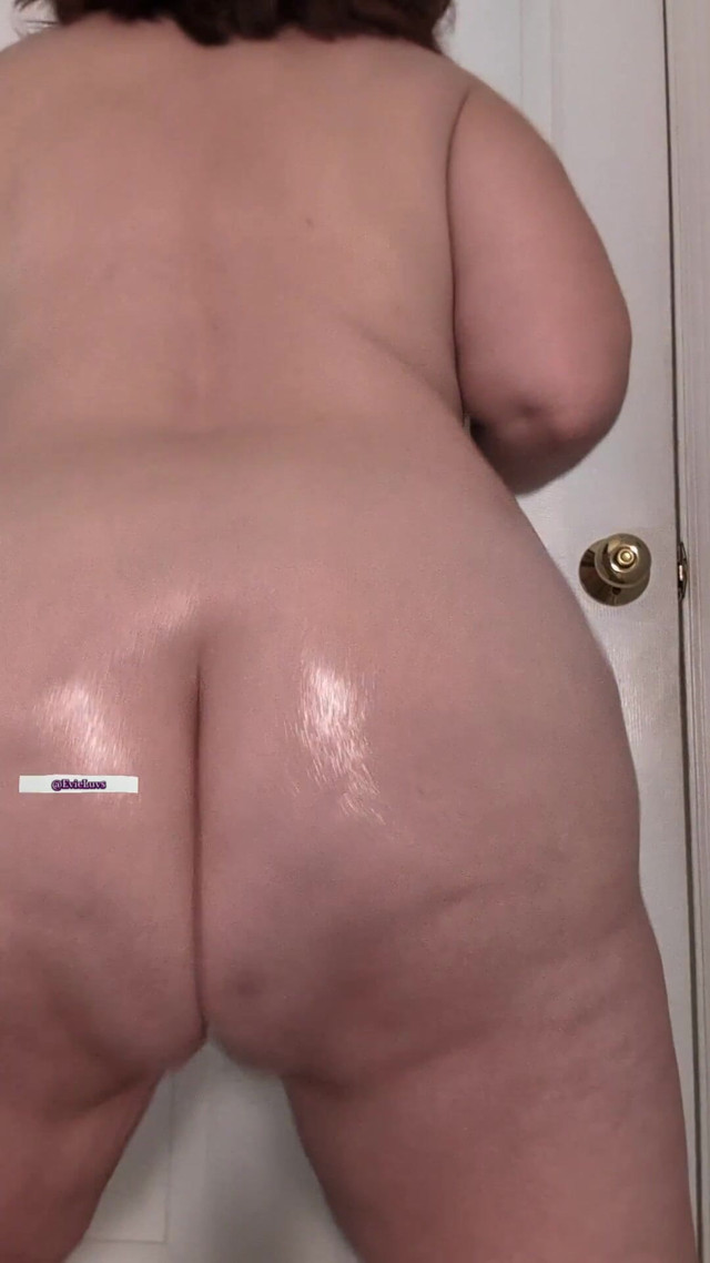 Bare Ass Oiled Shaking & Bouncing (EvieLuvs) Bare Ass Oiled Shaking & Bouncing (EvieLuvs)
