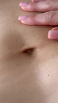 그녀는 밤에 장난감을 가지고 있었고 아침에 보지가 어떻게 보이는지 보았습니다.