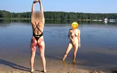 Nudistenmeisje gaat mager duiken in een strand