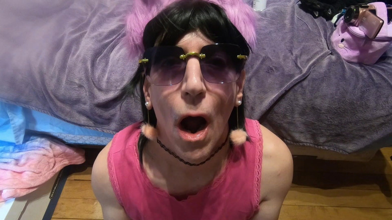 Daphne Desire: Daphne nalévá mrdku na obličej a tře si ho po...