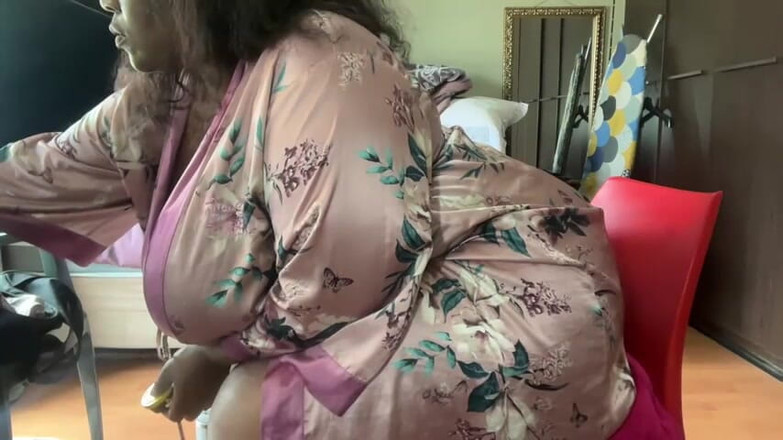 Legendary Booty Overdose: Țâțoasă SSBBW Se joacă cu vibratorul și se dezbracă