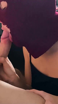 学生は彼女のボーイフレンドに素晴らしいフェラチオをしました