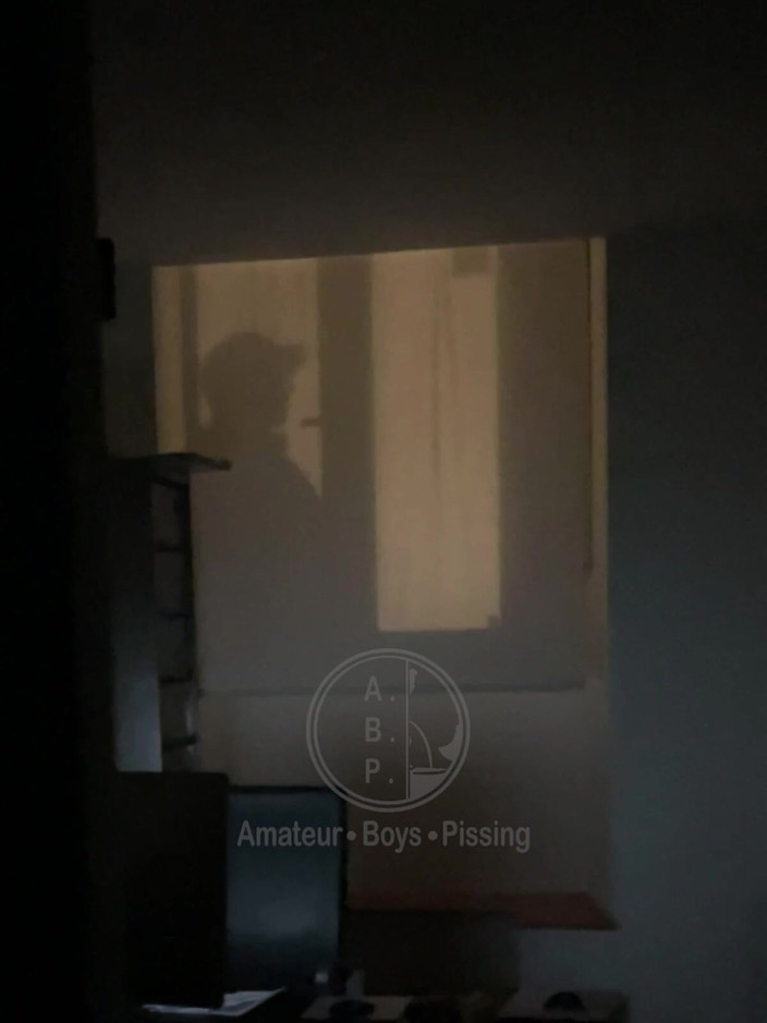 AmateurMates: J’ai surpris ce garçon en train de devant ma fenêtre,...