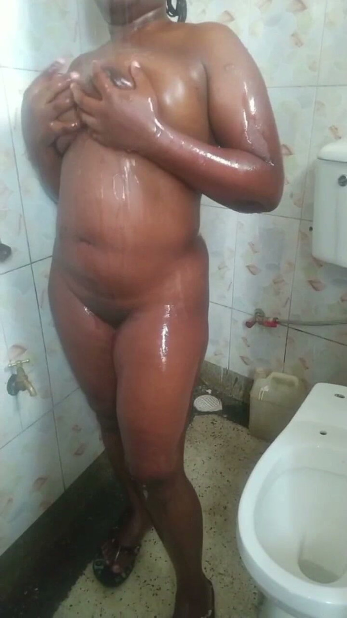 Ugandahotgirls112: Gadis kulit hitam pantat montok lagi mandi