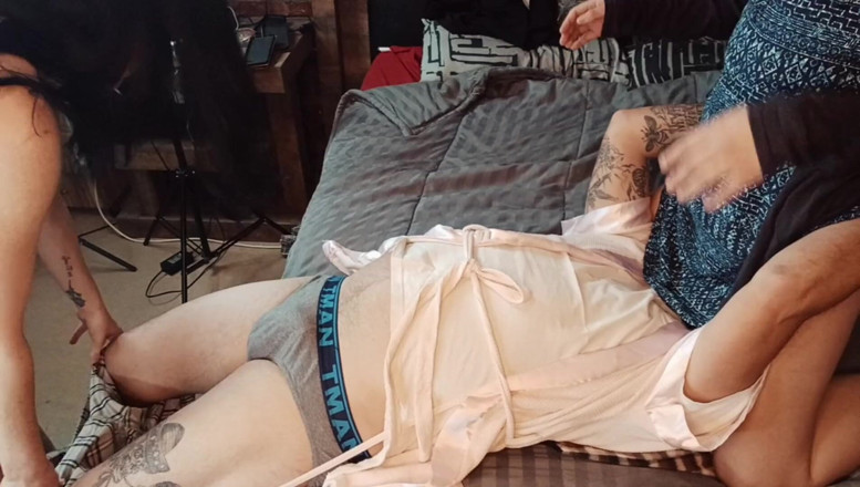 MysticBella: Sex în 4 cu penetrare dublă în camera de hotel