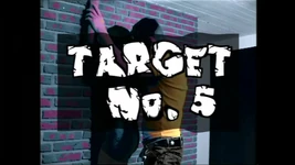 在被干之前，她享受吮吸三根坚硬大鸡巴的享受