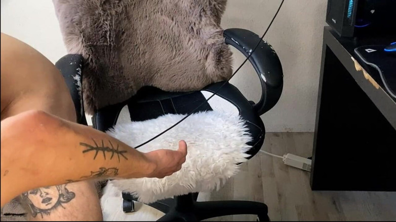 Zkittle: Il ragazzo magro in webcam stuzzica il suo cazzo in...