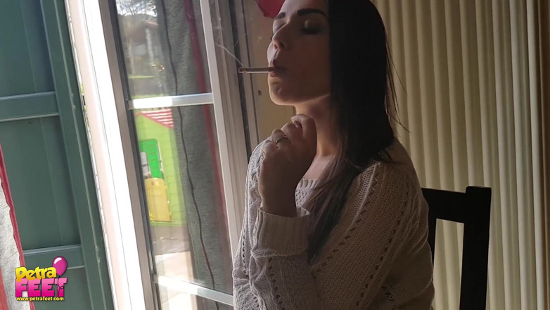Smokin Fetish: ゴージャスなブルネットは彼女の喫煙でみんなをからかう