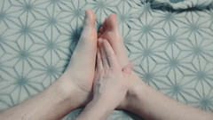 Pasha: Chlap mu jemně masíruje nohy olejem