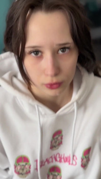 Une inconnue s’est faufilée dans ma maison et a voulu voler mes affaires, je l’ai attrapée et je l’ai baisée fort