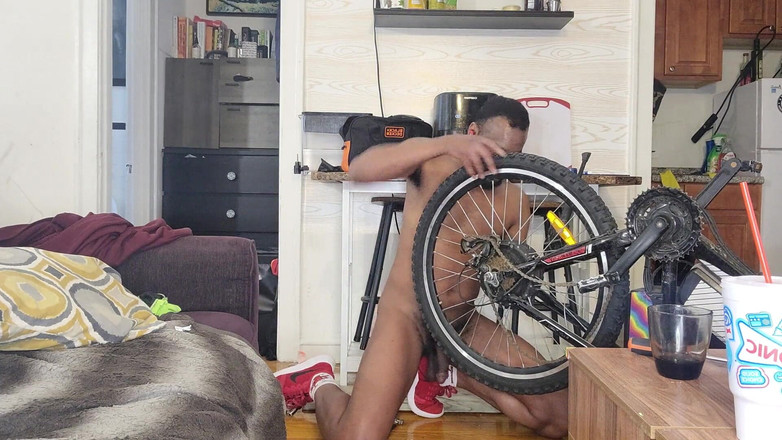Kennie Jai: 누드 자전거 수리를 하는 Kennie Jai. 그 큰 자지 스윙보기!