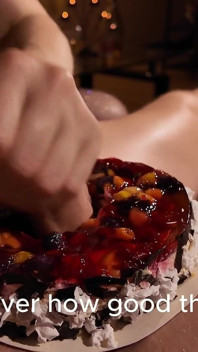 Orta yaşlı seksi kadın doğum günü pastası üzerinde 10 boşalma servisi yapıyor... Sonra her dilimi yiyor
